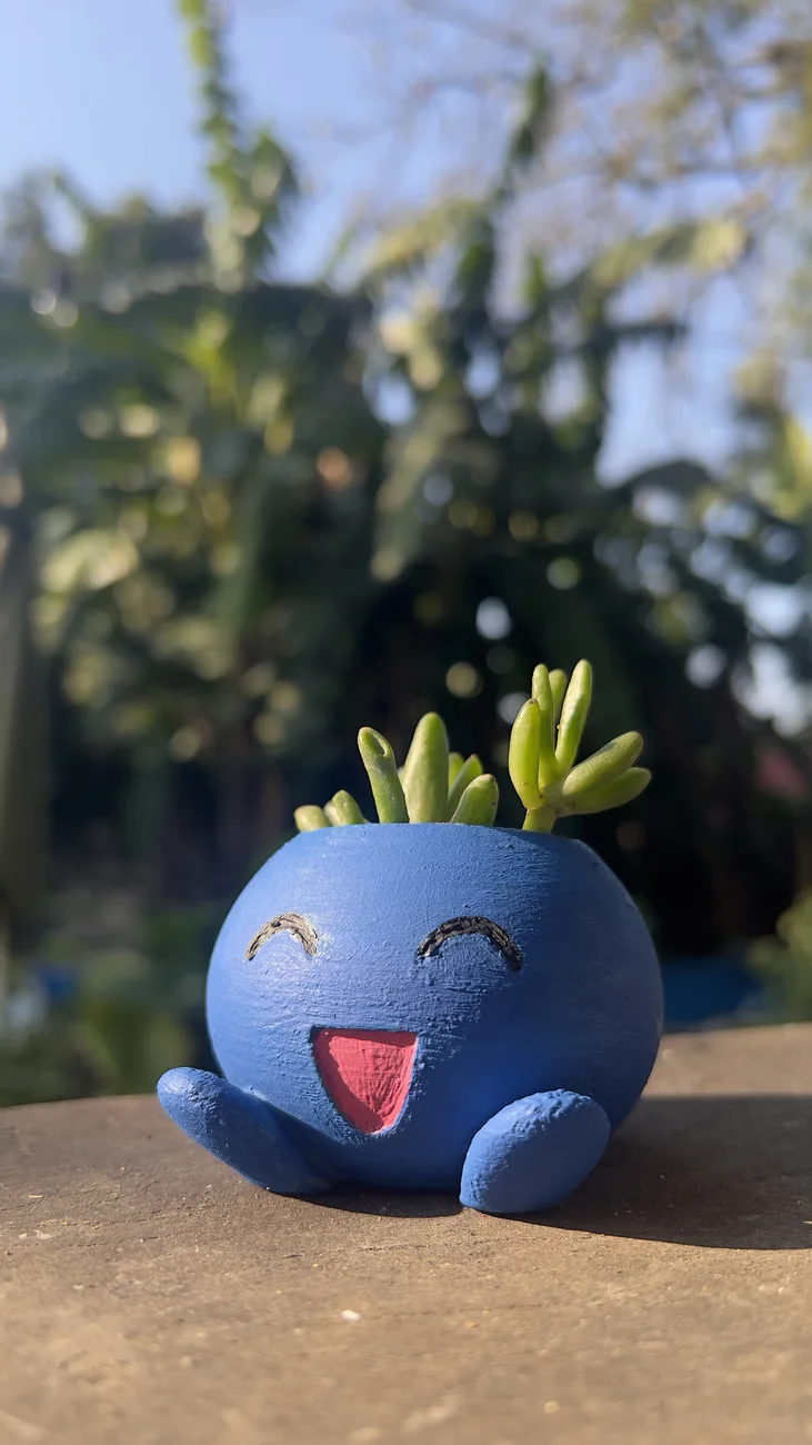 Maceta decorativa azul impresa en 3D con pequeñas plantas