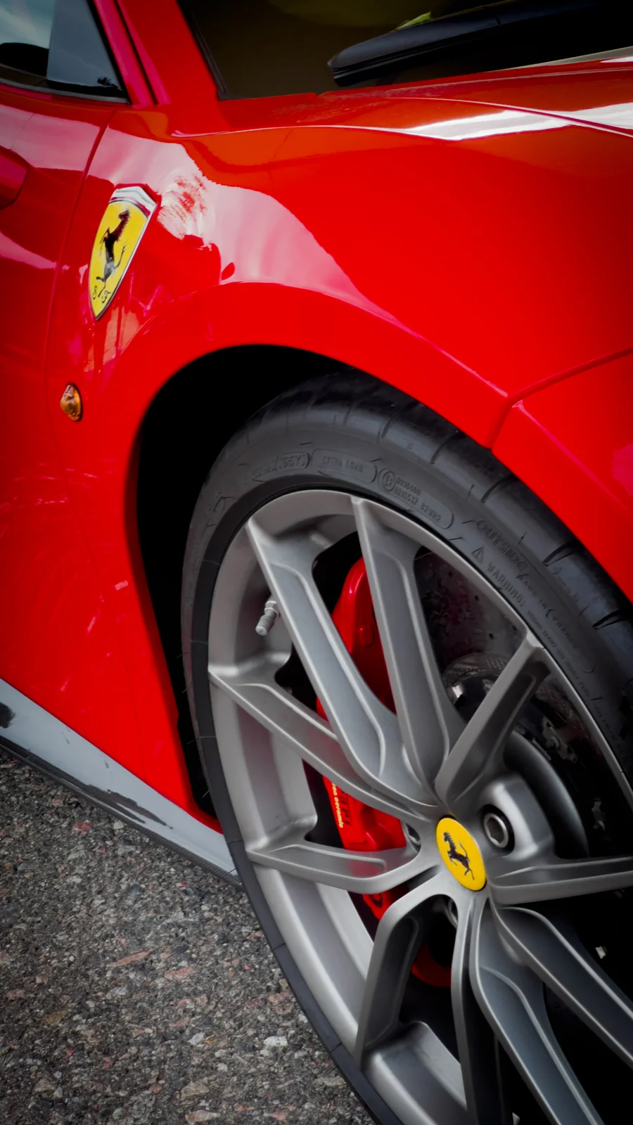 Detalle de carrocería y rueda de una Ferrari roja